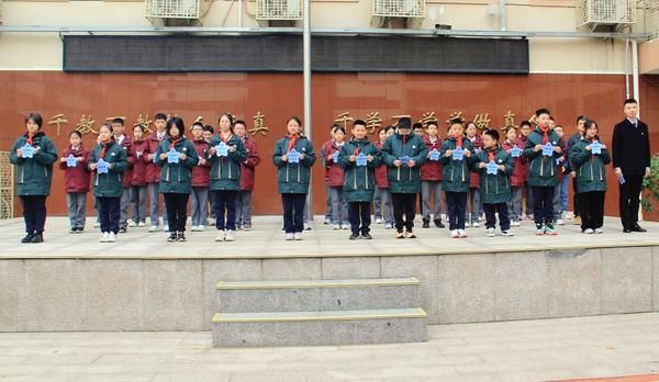 5、三位年级主任为校园之星颁奖 5、三位年级主任为校园之星颁奖